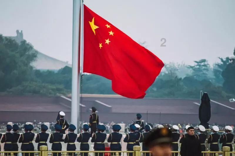 龙妈的绽放！为艺术献身的女神艾米莉亚·克拉克写真，尽显独特魅力。