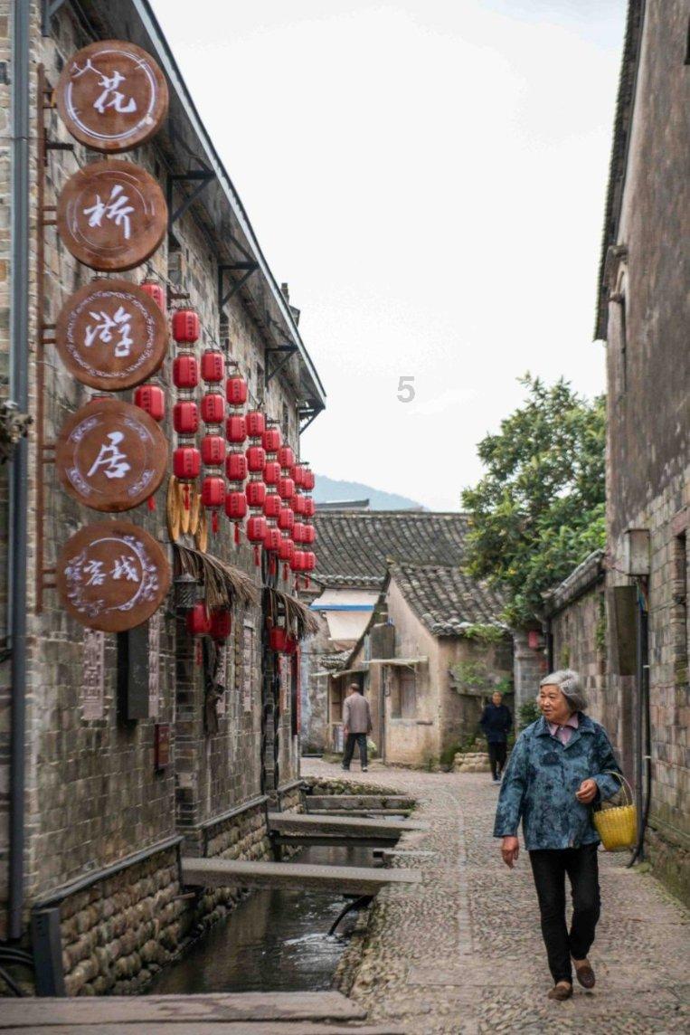 泰安一老人突发不适路边晕倒 警民合力救助